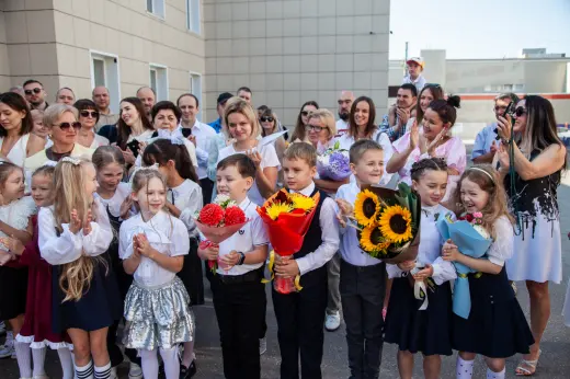 Торжественное открытие учебного года в стиле «Алисы в Стране Чудес»