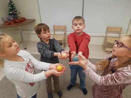 Играем со снежками