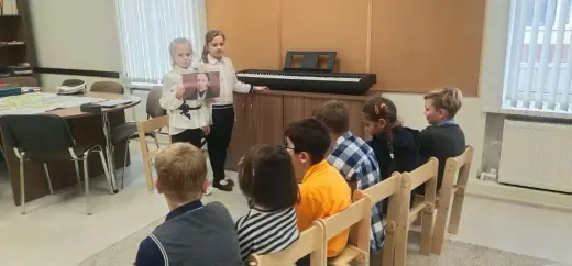Анастасия и Анна проводят урок музыки