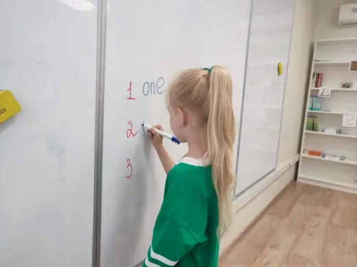 повторяем цифры и алфавит